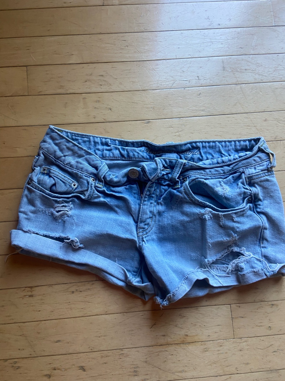 American Eagle Distressed Denim Shorts Women’s Size 6 Light Wash